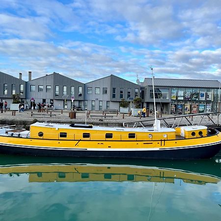 Une Peniche Dans Le Bassin A Flot Du Vieux Port ラ・ロシェル エクステリア 写真