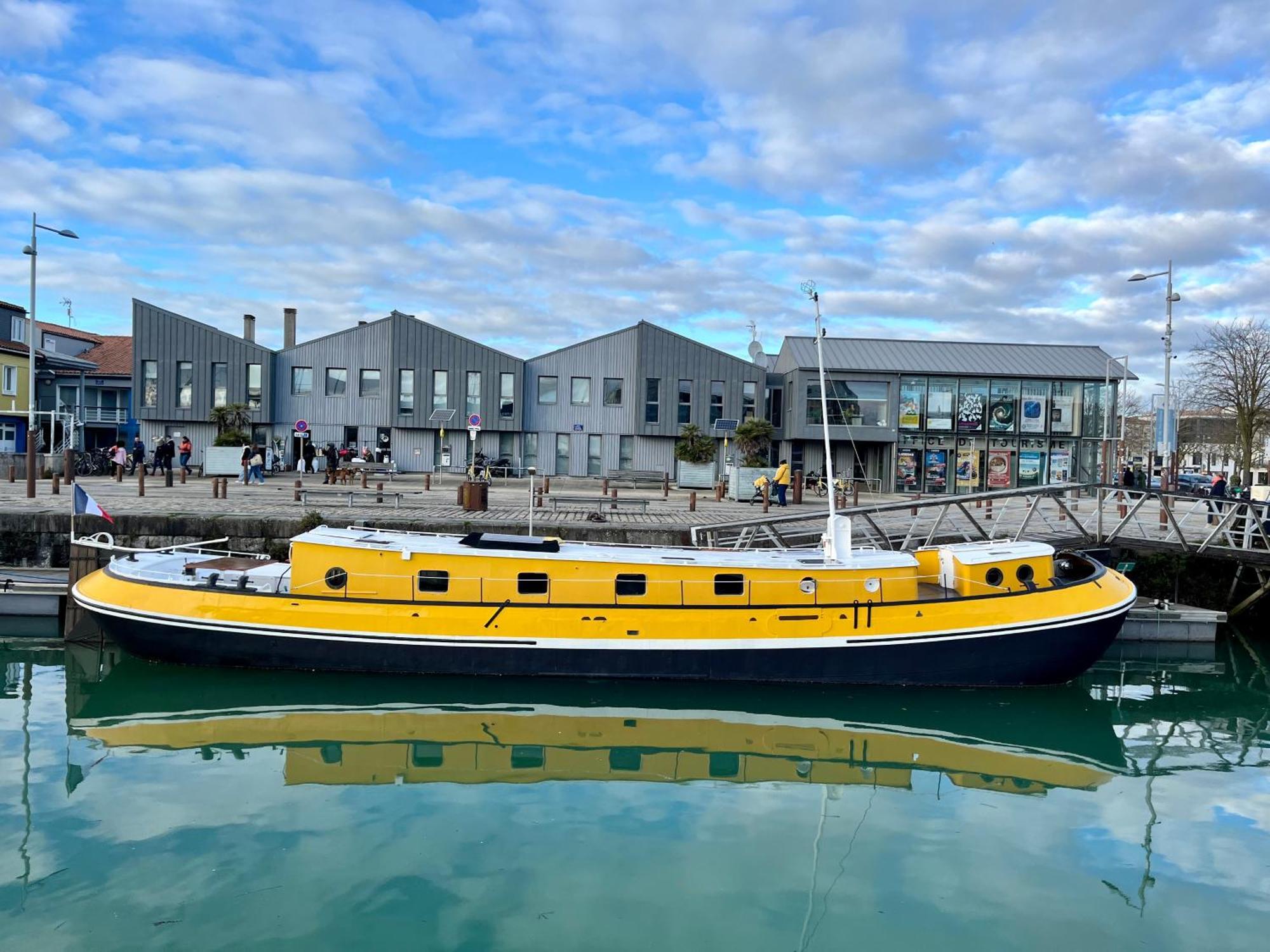Une Peniche Dans Le Bassin A Flot Du Vieux Port ラ・ロシェル エクステリア 写真