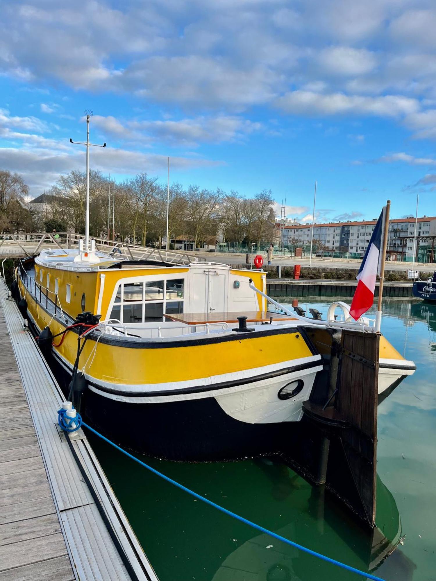 Une Peniche Dans Le Bassin A Flot Du Vieux Port ラ・ロシェル エクステリア 写真