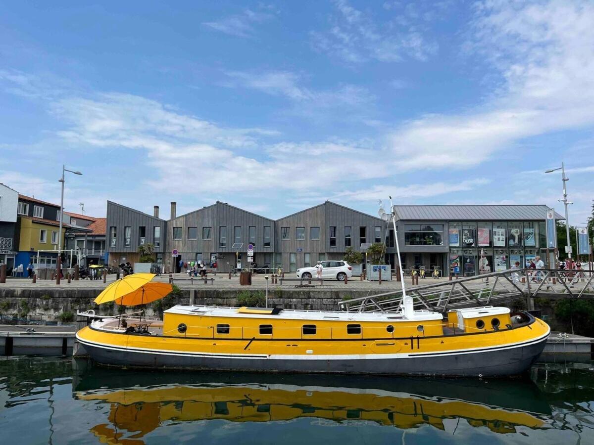 Une Peniche Dans Le Bassin A Flot Du Vieux Port ラ・ロシェル エクステリア 写真