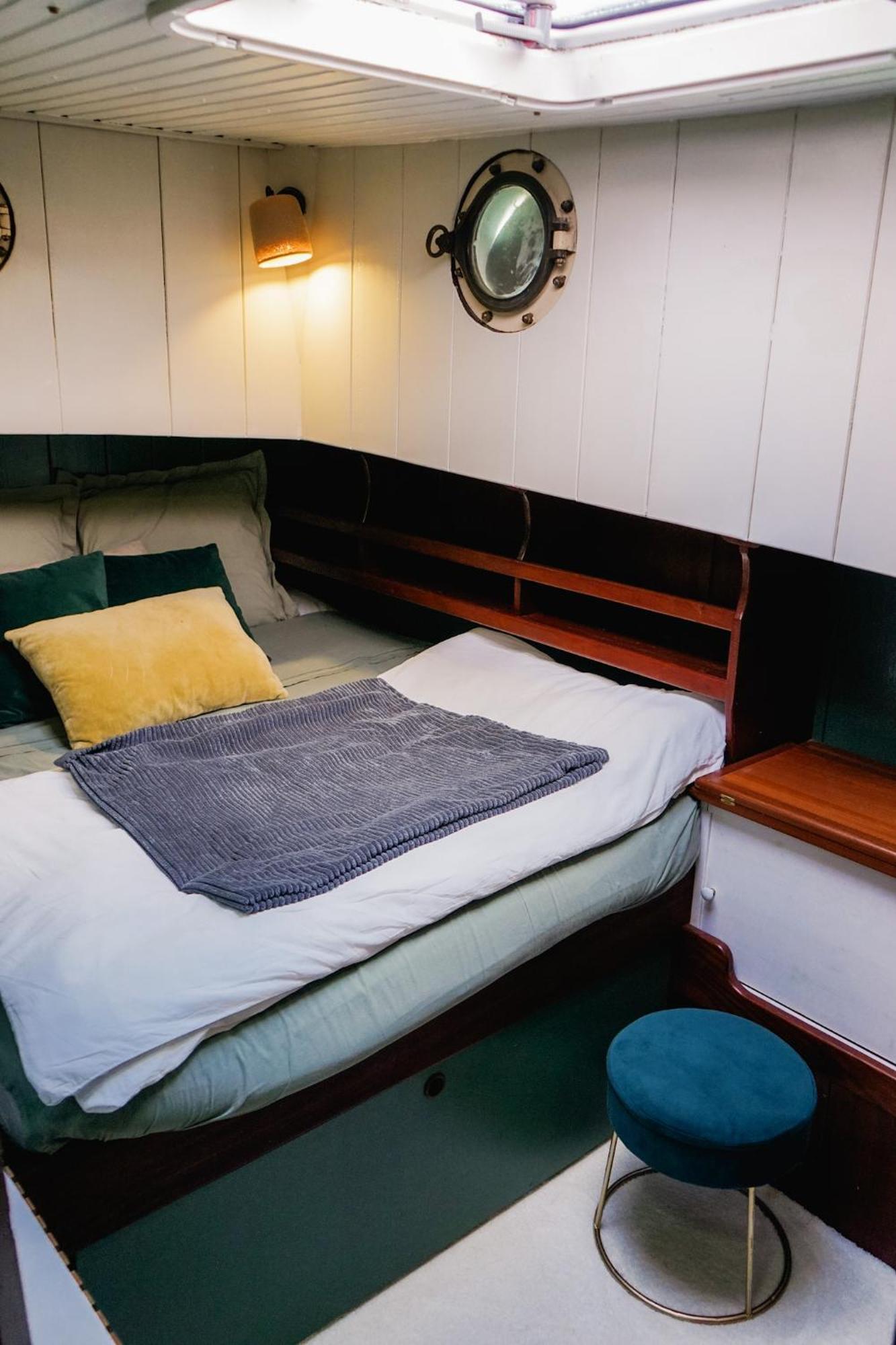 Une Peniche Dans Le Bassin A Flot Du Vieux Port ラ・ロシェル エクステリア 写真